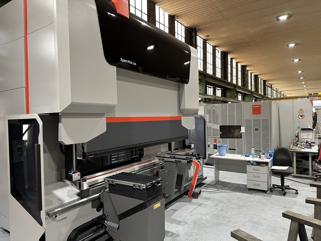 Abkantpresse Bystronic Xpert Pro 250 in der Fertigungshalle der ESC Burg