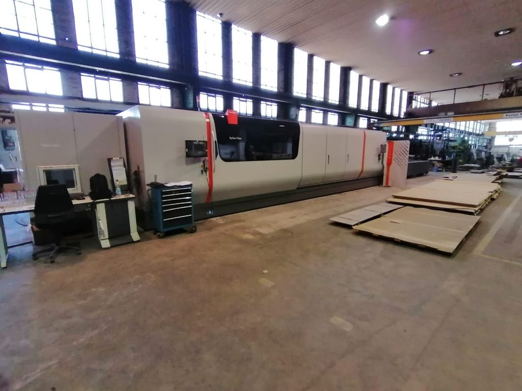 XXL-Faserlaseranlage in der Fertigungshalle der ESC Burg